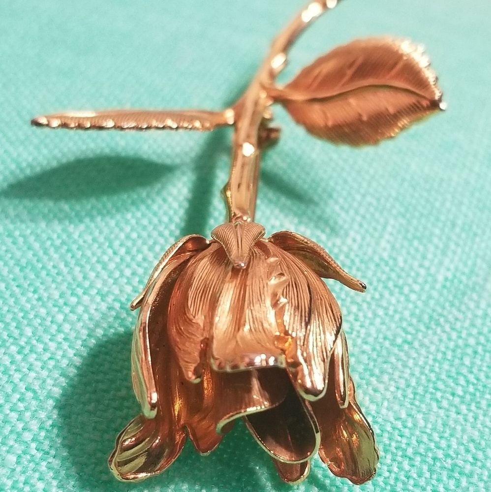 VINTAGE GOLD PLATED ROSE BROOCH